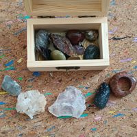 Schatzkiste mit Mineralien und schönen Steinen