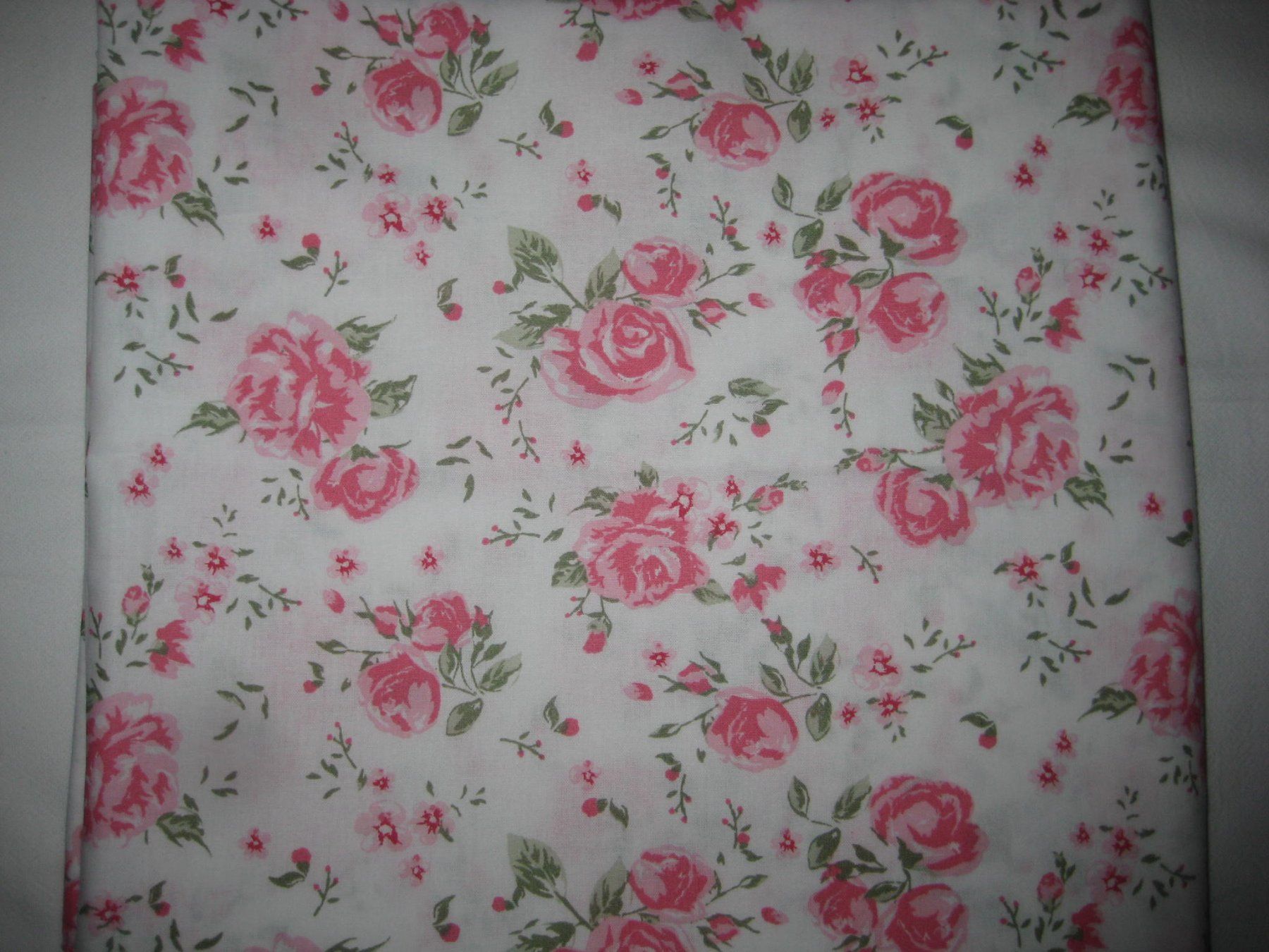 Stoffe: Baumwollstoff weiss mit rosa Rosen – Neu (gemäss Beschreibung) aus Füllinsdorf von Schlupp