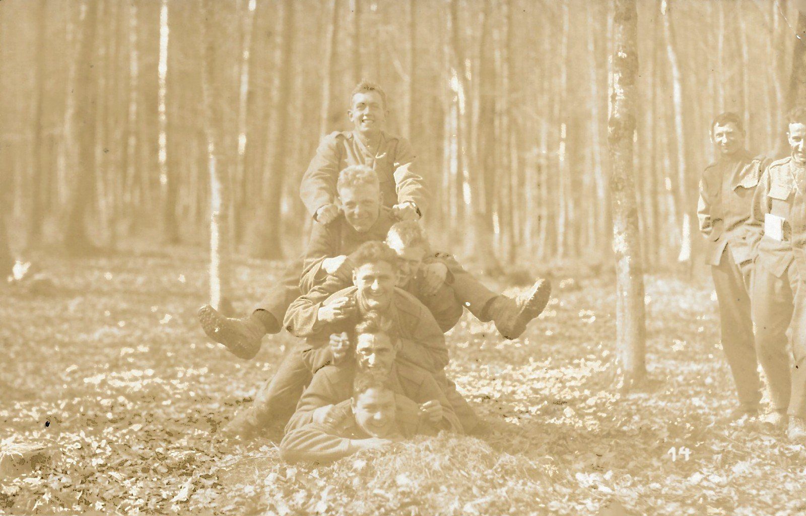 Cartoline postali: Militär-Ansichtskarte - Spass im Felde um 1928 – Nuovo (secondo la descrizione) da Binningen venduto da Hahexa