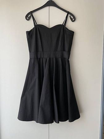 Robe noire à bretelles élégante et intemporelle taille M