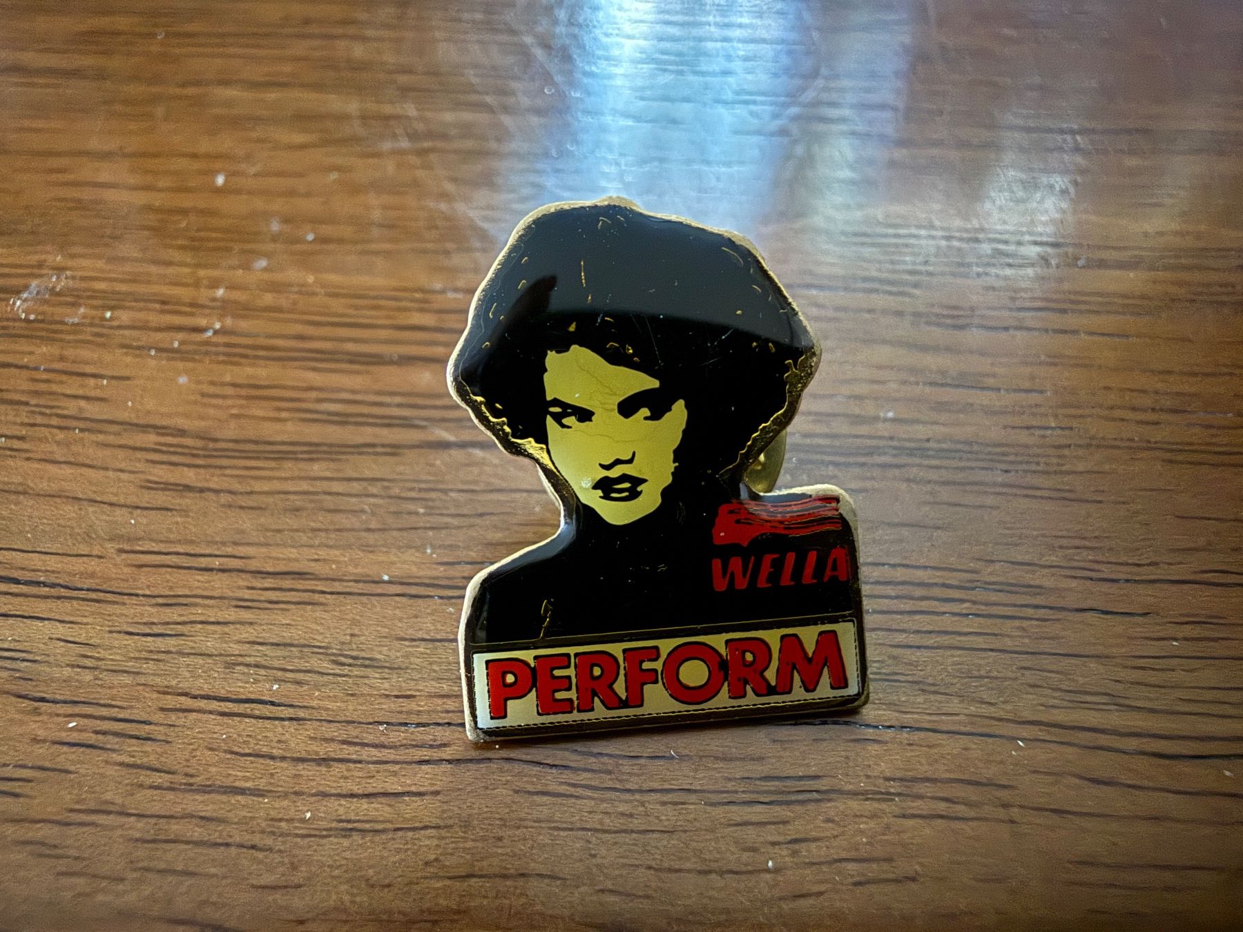 Placchette & Badge: Anstecknadel Wella Perform Decco Design gebraucht – Usato da Erstfeld venduto da Mario_boe0