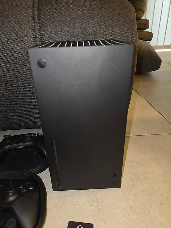 Console: Xbox Series X 1 TB inkl.2. Controller, & 2 Headsets – Usato da Büttikon AG venduto da yro_s595 1
