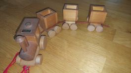 Holzspielzeug, Holzeisenbahn mit Anhänger guter Zustand