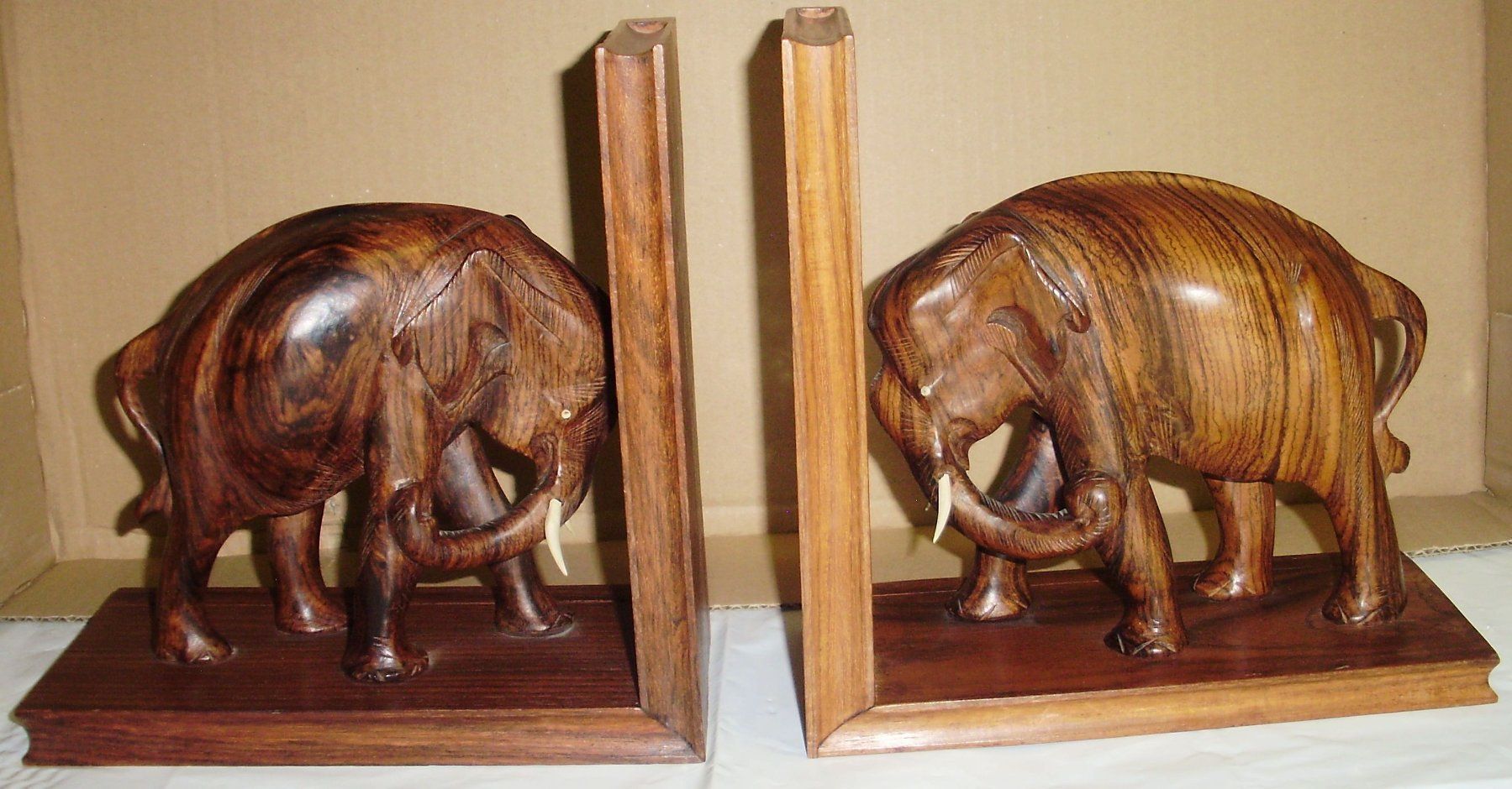 Articoli in legno: Buchstützen aus Holz / Elefanten – Usato da Pfäffikon SZ venduto da chianmaijoey