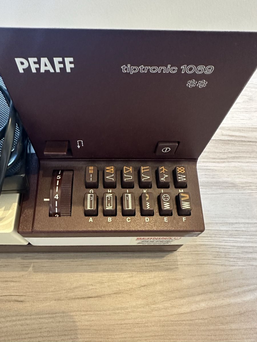 Pfaff Machines à coudre: Nähmaschine Pfaff tiptronic 1069 mit Koffer – D'occasion à Münchenbuchsee par IleanaT 2