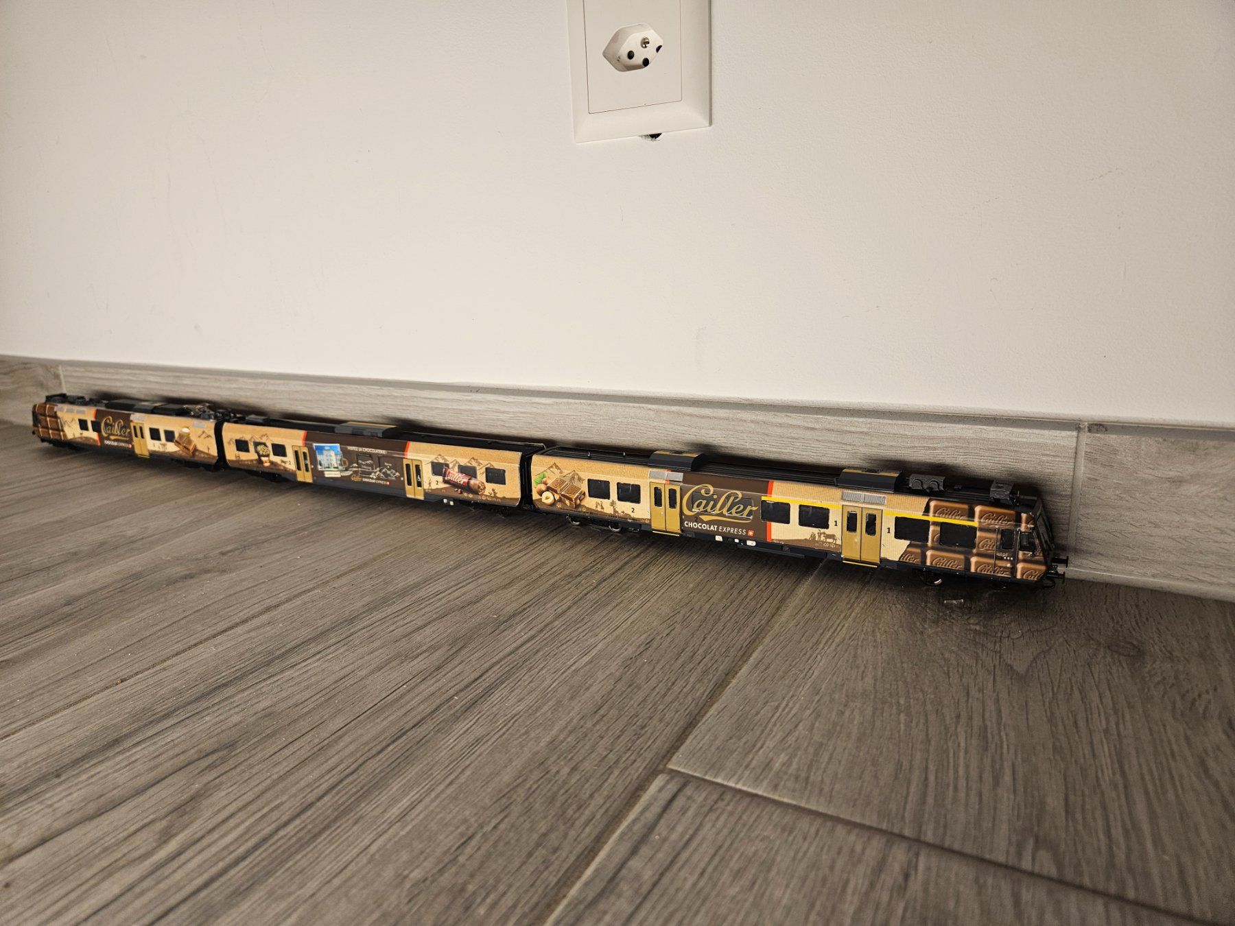 Liliput Modellini di ferrovie: Liliput HO train Chocolat Express TPF AC ou DC – Usato da Sugiez venduto da 0NEFIVE 2