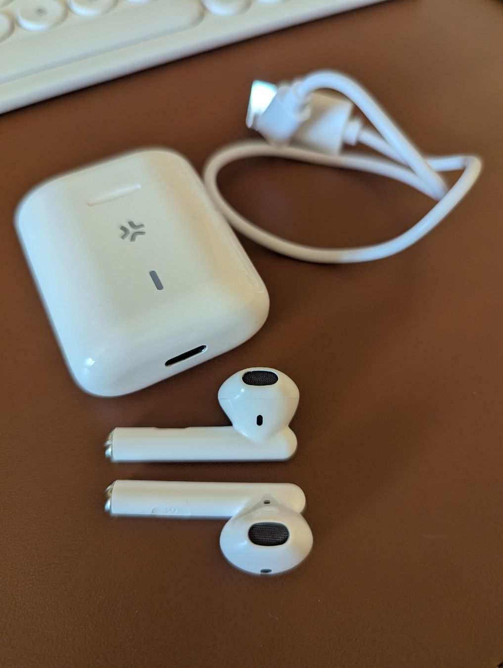 Cuffie: Wireless Earbuds - White - Charger Included – Usato da Schlieren venduto da maseam 2