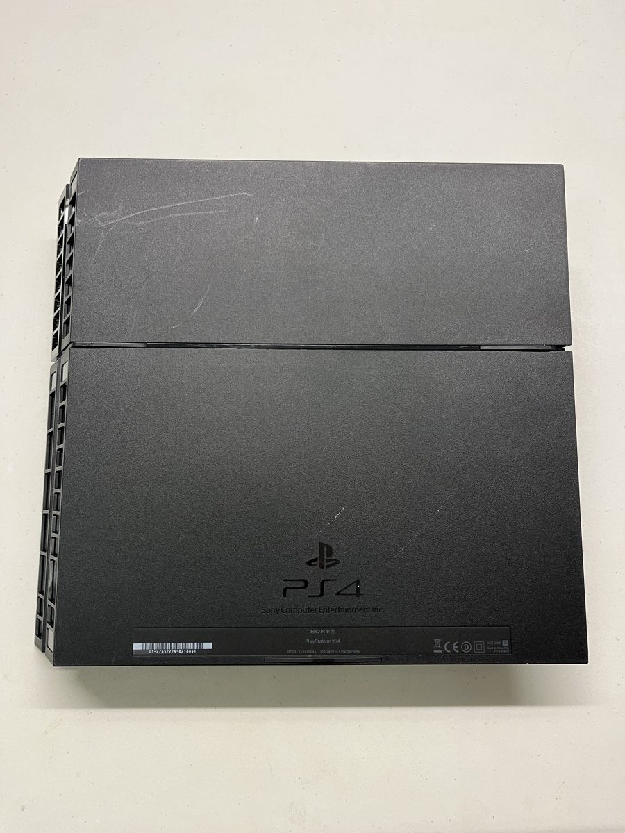 Sony Console: Sony PS4 Konsole 400 GB mit 2 Controller und Kabeln – Usato da Thalwil venduto da ranx 2