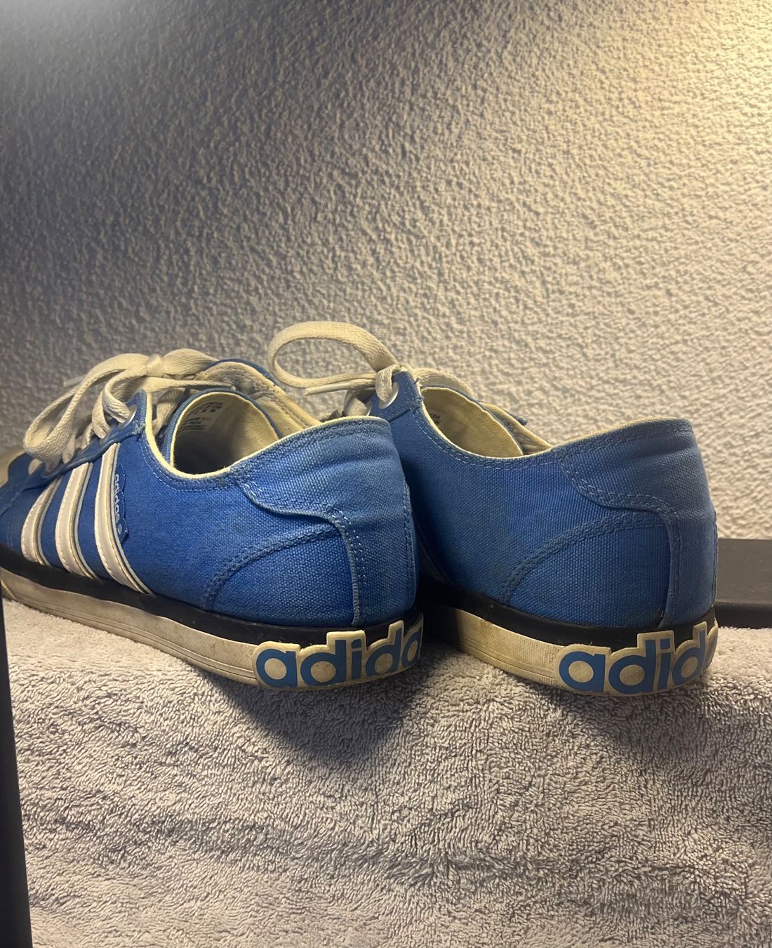 Adidas Chaussures hommes: Sneaker Adidas in blau und Grösse 42 – D'occasion à Güttingen par Comeback_Q 1