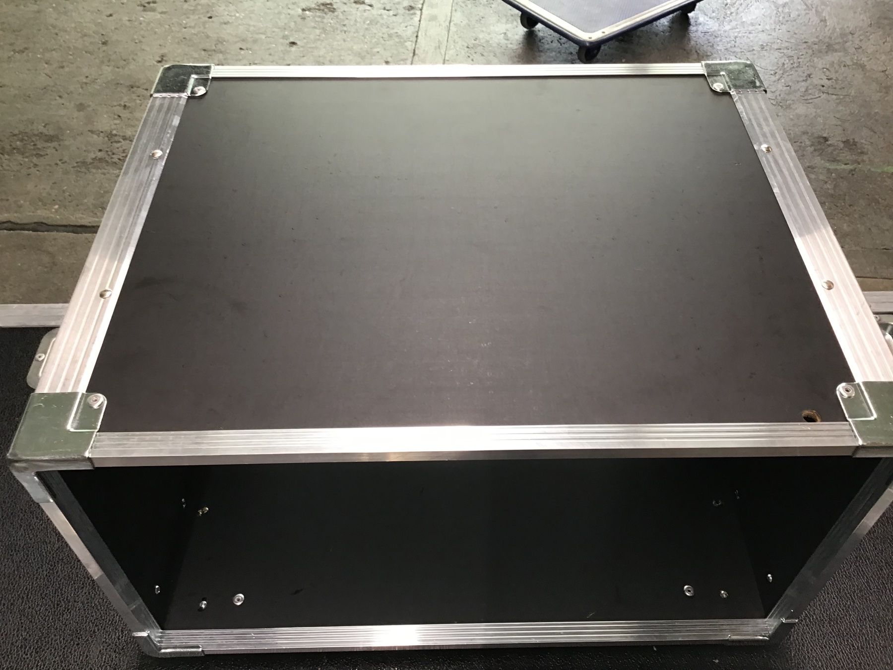 Altri accessori: 19 Zoll Rack 6 HE – Usato da Leuggern venduto da stagem 3