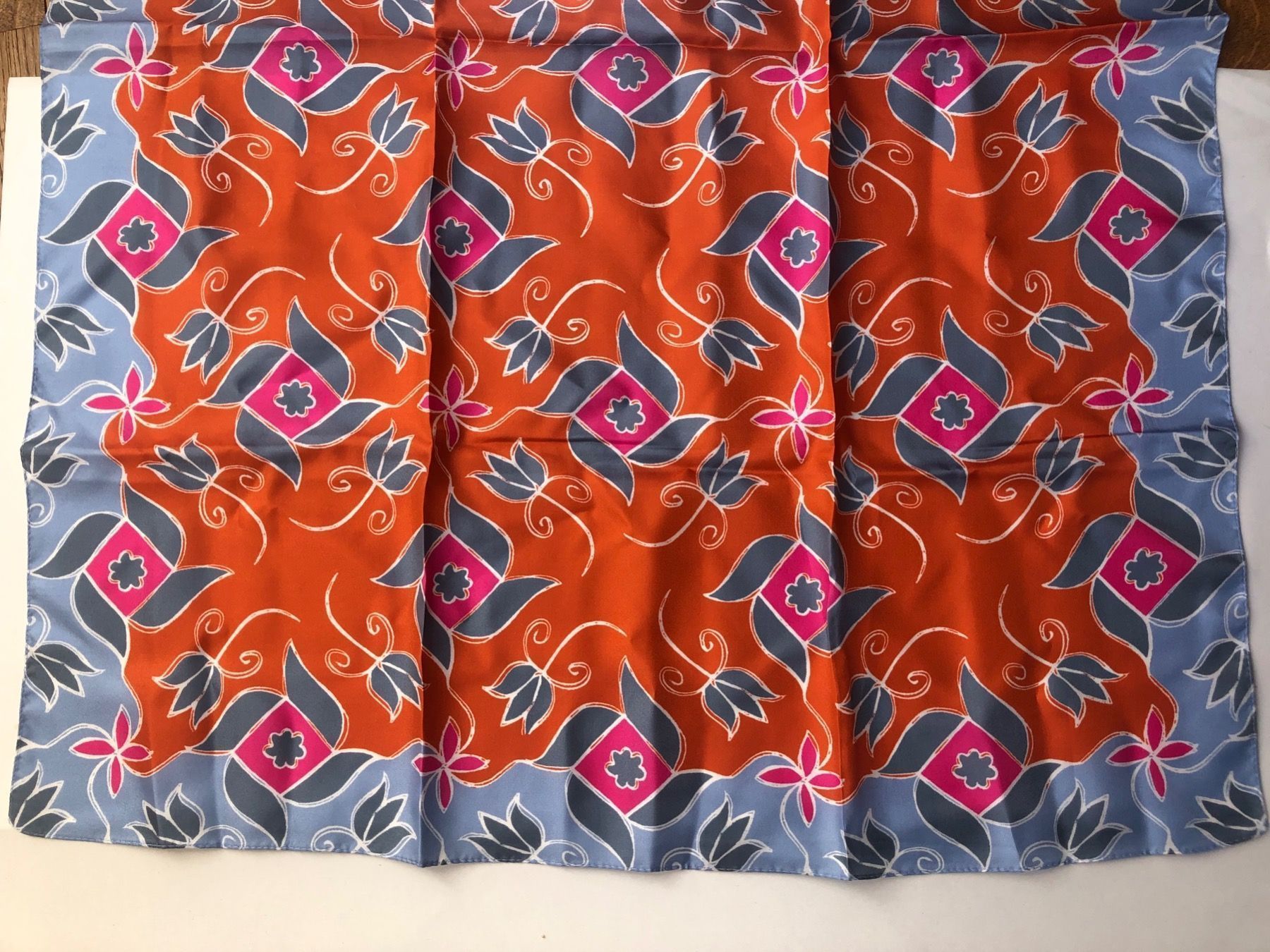 Foulard & Sciarpe: Foulard soie EPICE – Nuovo e nell'imballaggio originale da Arnex-sur-Orbe venduto da cameleonfringant 2