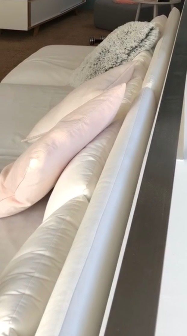 Divani: Wunderschönes Sofa in einem feinen rosa Bastellton – Usato da Nenzlingen venduto da Aliza1 3
