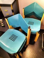2 Stühle im 90er Jahre Design gelb blau