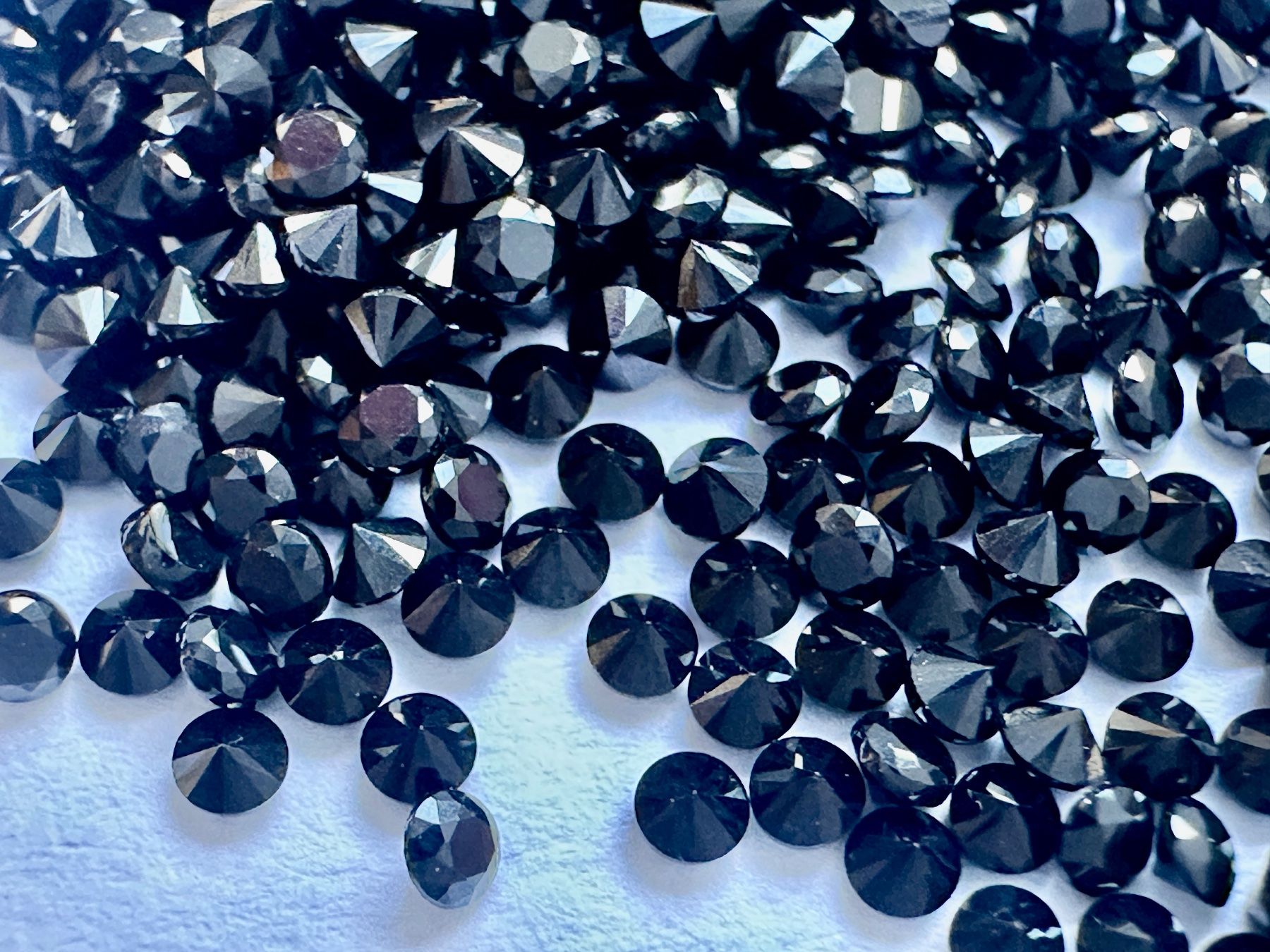 Edelsteine: 50 St fein brillantgeschliffene Black Onyx-Pointer 1,5 mm – Neu (gemäss Beschreibung) aus Langenthal von Seelenfreunde