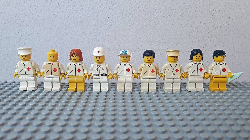 Lego Kit di costruzioni: Lego Figure Infermieri e dottori 9 pezzi – Usato da Morbio Inferiore venduto da han_smp6