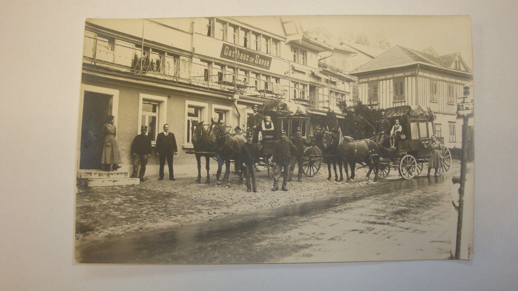 Cartoline postali: AK, vor Rest. Sonne, mit Postkutschen und Personal – Usato da Schönengrund venduto da cola04