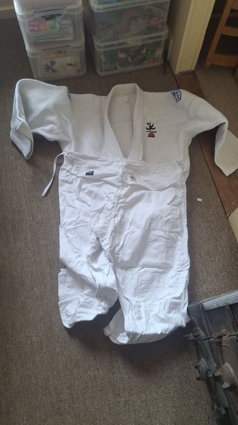 Kimono: Kimono Blanc taille 210 – Usato da La Chaux-de-Fonds venduto da pes_b9nw