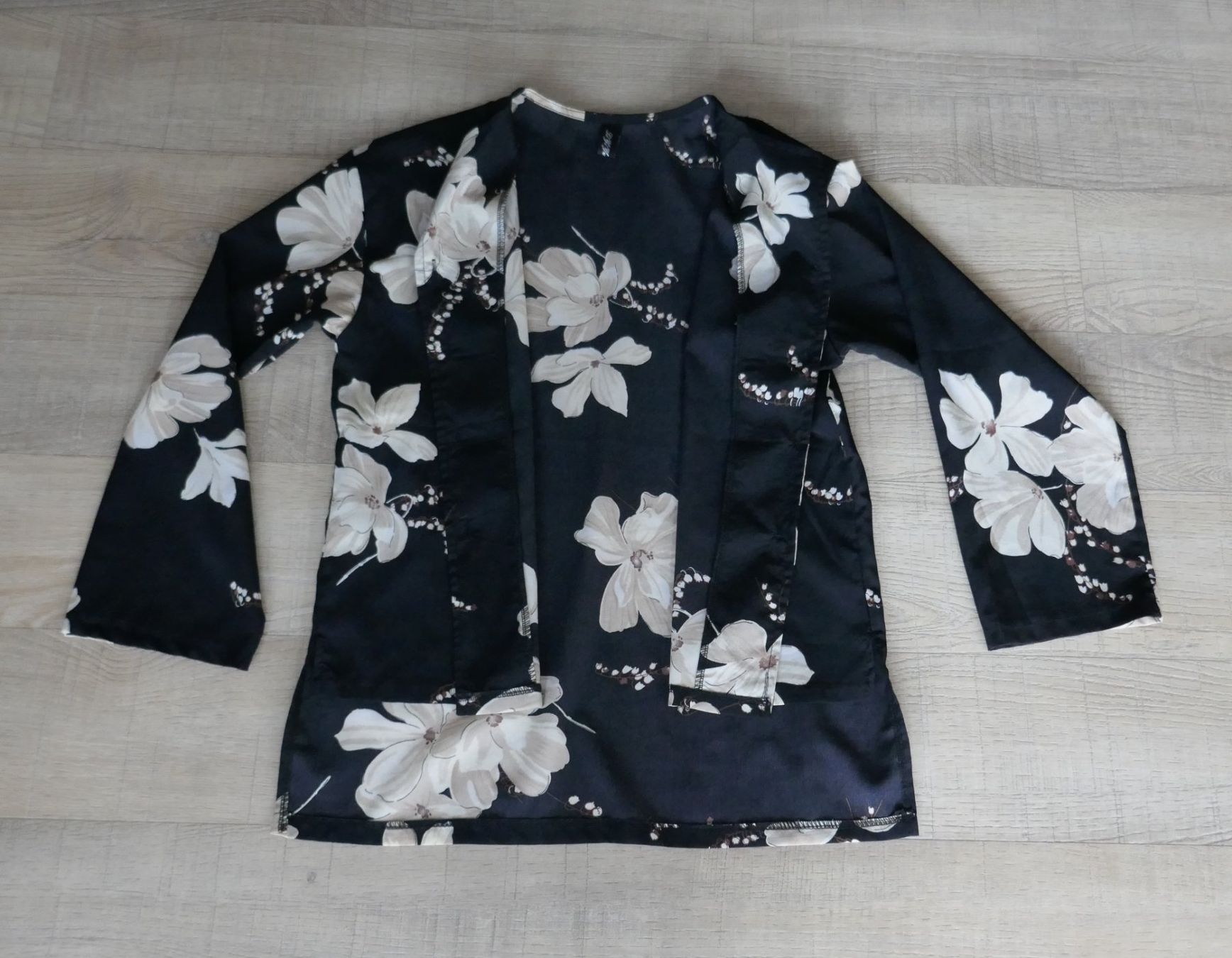 Blusen: Bluse / Hemdbluse / Cardigan Gr. S, schwarz mit Blumenmuster – Gebraucht aus Port von uzuku 7