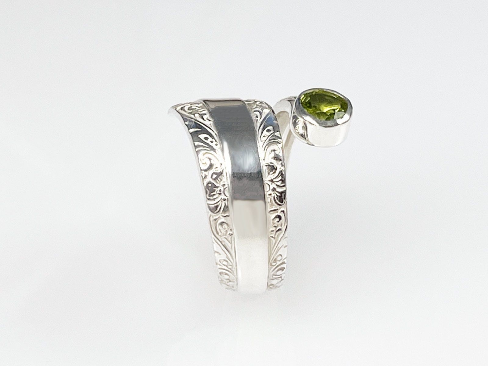 Ringe: Offener Silberring (Silber 925) mit facettiertem Peridot – Neu und originalverpackt aus Meilen von Byrd-bijoux 2