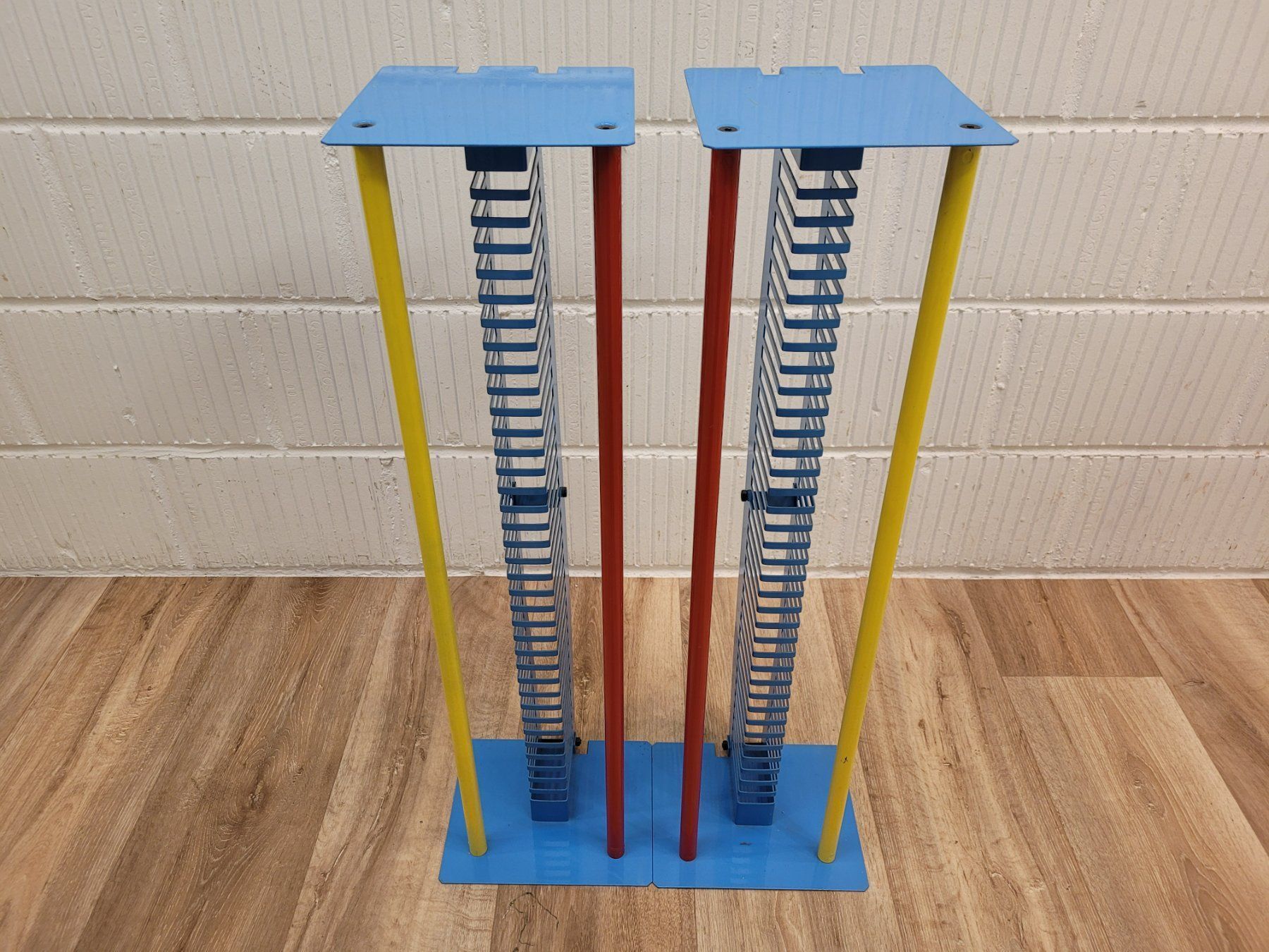 Racks & Cavalletti: 2x Memphis Style CD-Ständer CD-Rack Metall Postmodern 1980 J – Usato da Nottwil venduto da Wondewa-Shop 2