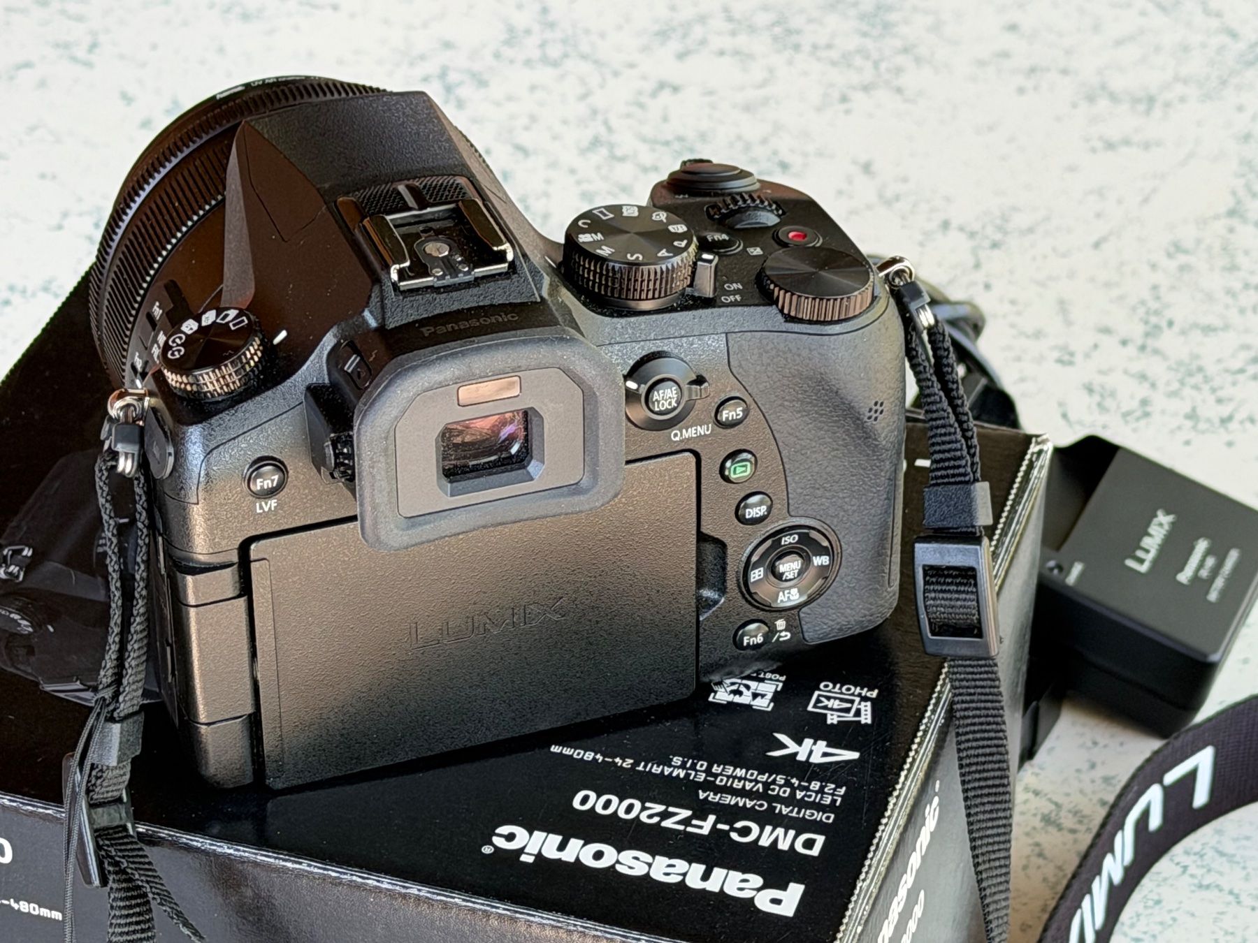 Panasonic Fotocamera: Panasonic Lumix DMC-FZ 2000 mit Buch – Usato da Grüt (Gossau ZH) venduto da Rocks55 9