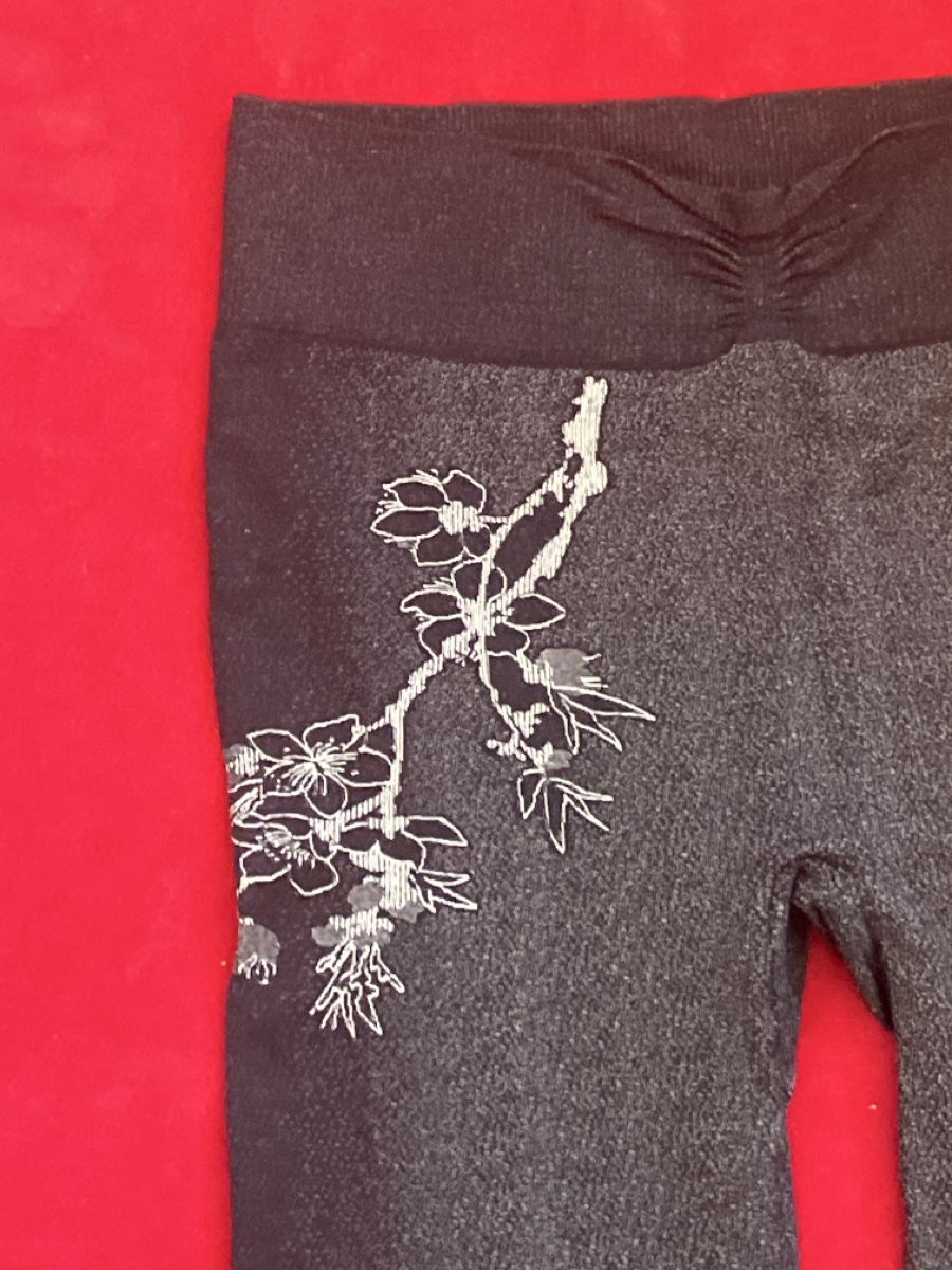 Leggings: Leggings mit Blumenmuster Grösse 2 neuwertig – Gebraucht aus Muralto von jac_hkz5 1