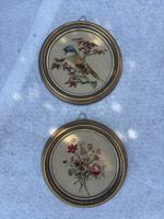Zwei Stickbilder mit Vogel unsere Blumen im Goldrahmen