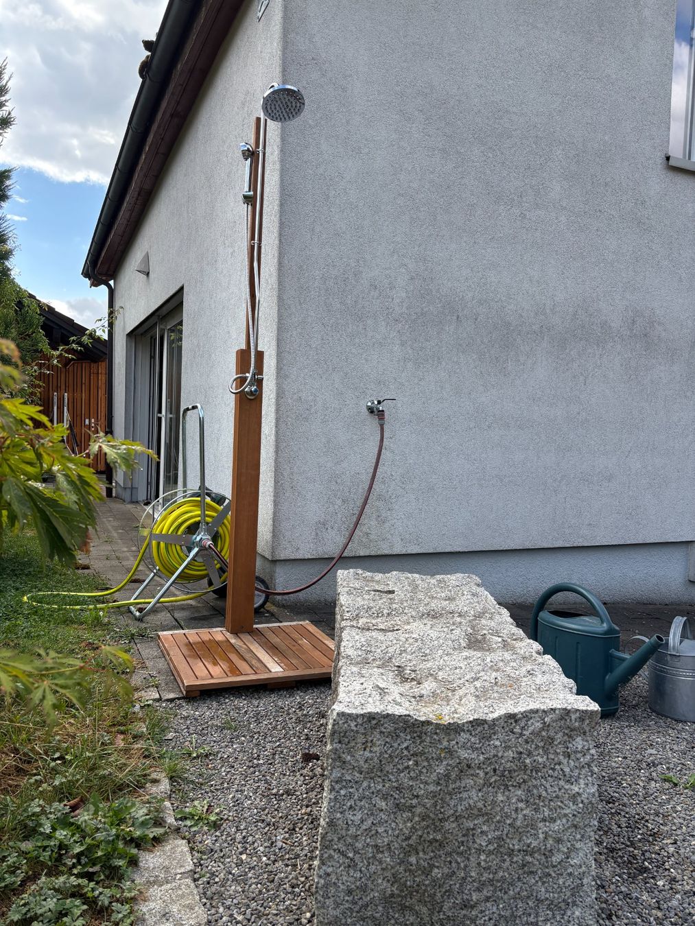 Docce: Aussendusche aus Holz mit Regendusche & Handbrause – Usato da Zetzwil venduto da hesher