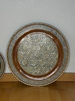 2 Perlmutt-Intarsien-Teller, Ø 40 cm und Ø 25 cm