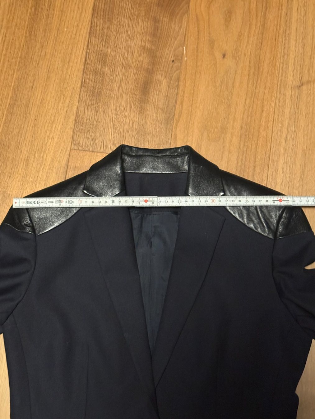 Giacche: Tailor-made blaser with contrasting leather shoulder panel – Usato da St-Sulpice VD venduto da juhdu 7