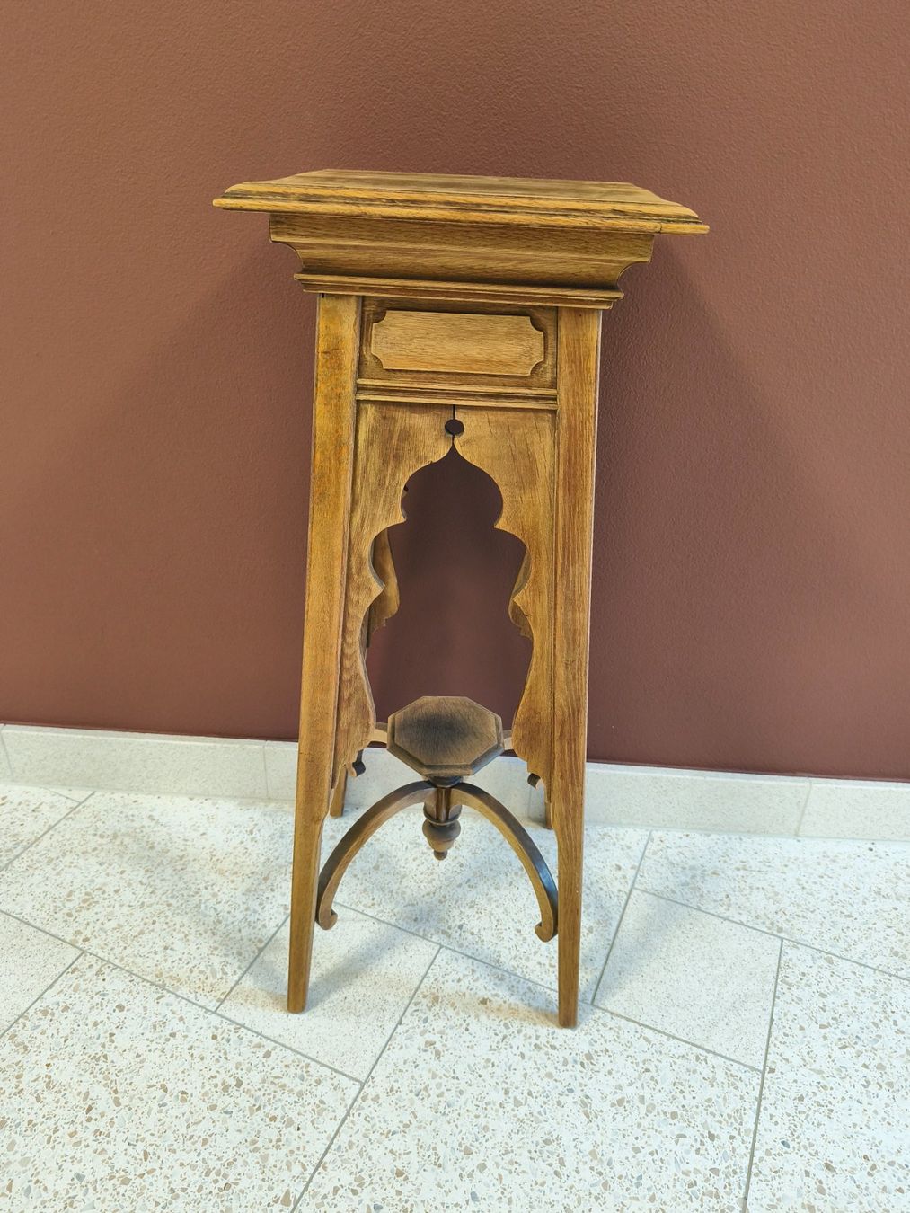 Autres articles pour la maison: Antiker Pflanzen Tisch massiv – D'occasion à Zürich par Jul69