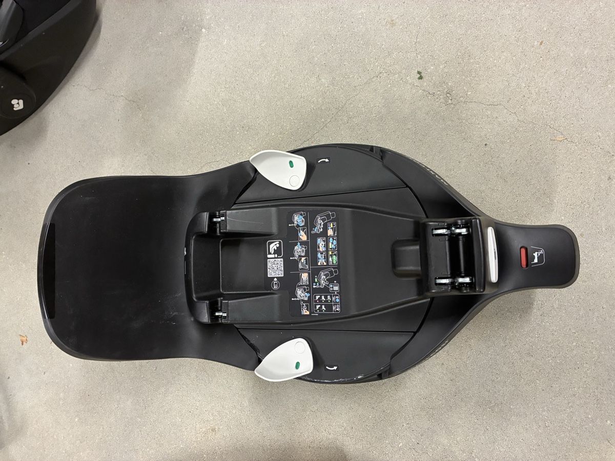 Maxi-Cosi Seggiolini per auto: Maxi Cosi Kindersitz 360 black & Isofix 360 – Usato da Herzogenbuchsee venduto da SandraV 7