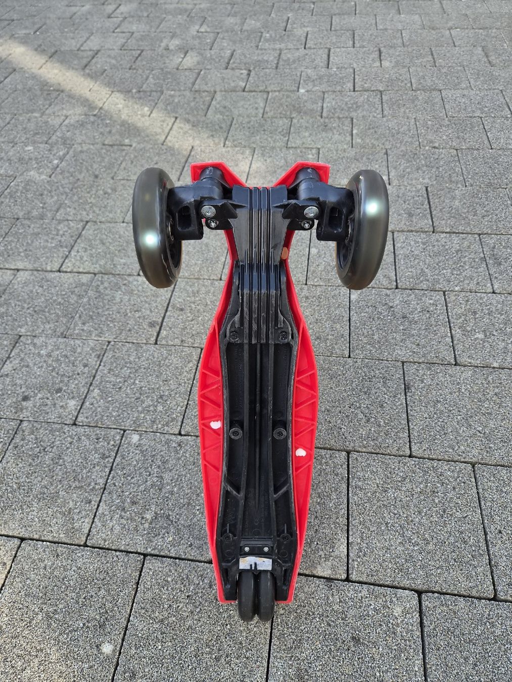 Micro Kickboard: Trottinett "Maxi Micro Deluxe Foldable LED Red" gebraucht – Usato da Oberentfelden venduto da Jigibau 2