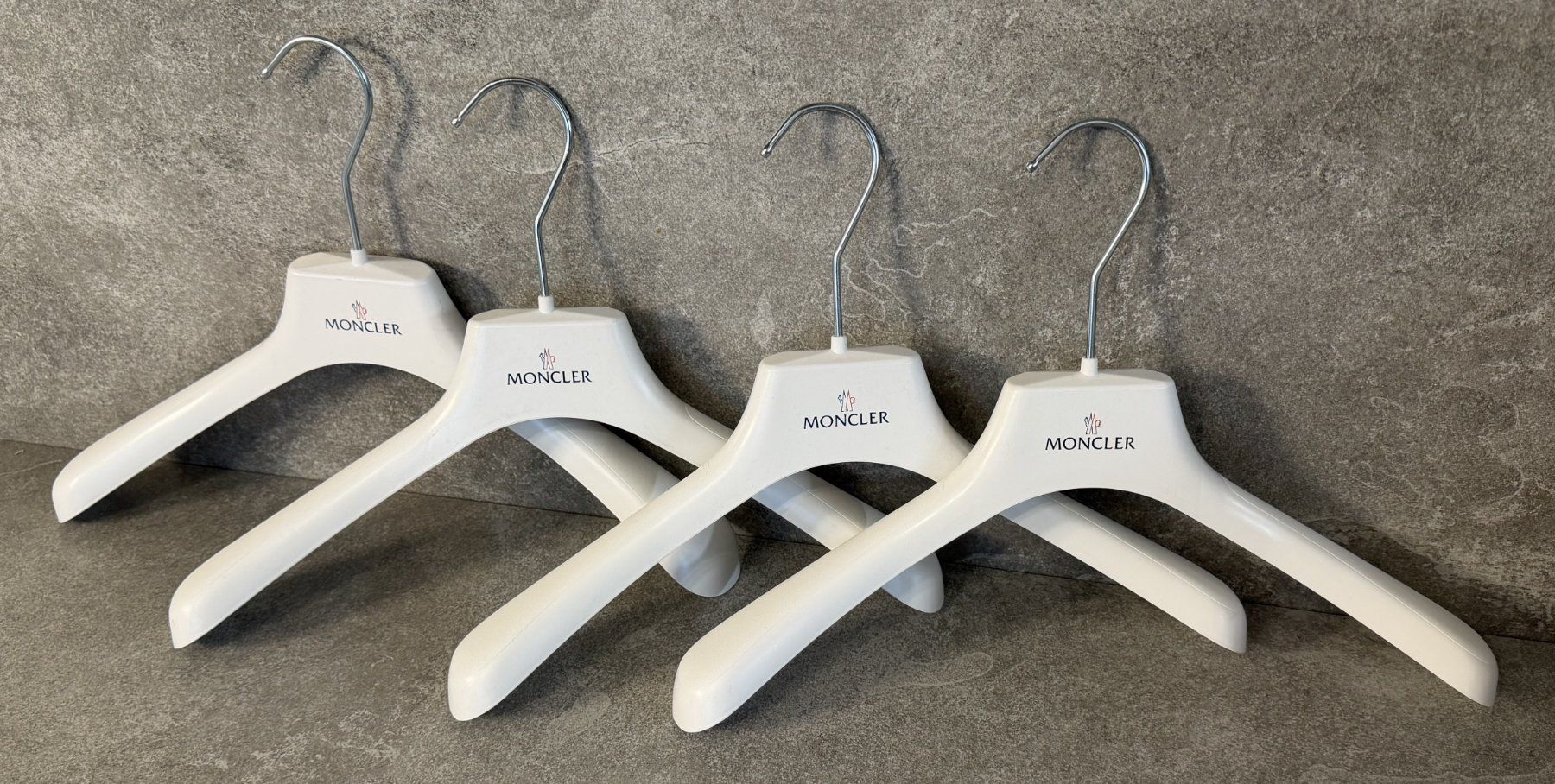 Appendiabiti: MONCLER Kleiderbügel im 4er Set  ... – Nuovo e nell'imballaggio originale da Chur venduto da Papageibarsch77 1