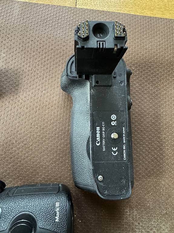 Canon Fotocamera: Canon EOS 5D Mark III Set + 50mm 1.8 + Battery Grip – Usato da Basel venduto da Toro_Strom 4