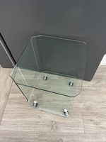 Table dappoint en verre courbé sur roulettes  45 × 45 cm