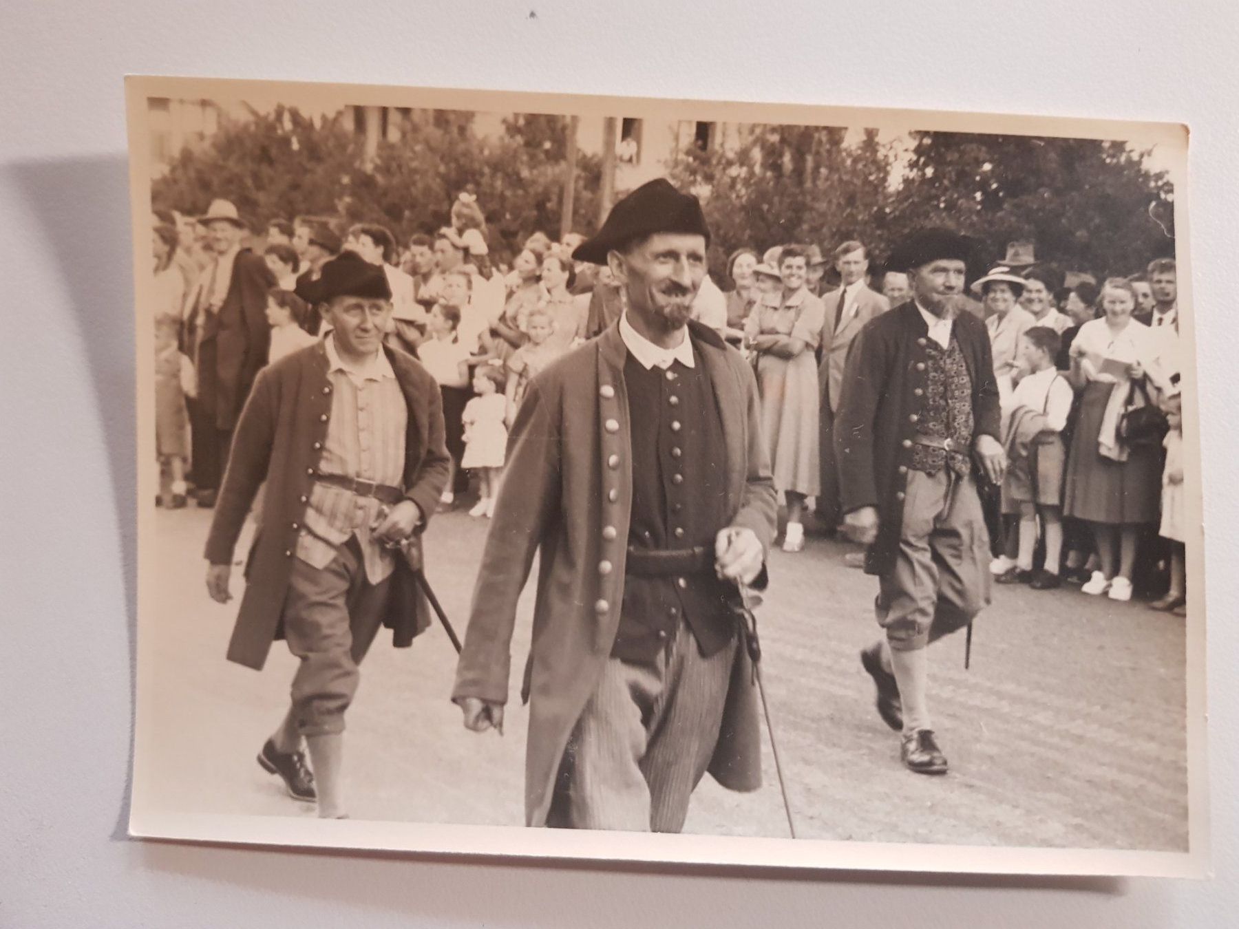 Poster & Bilder: Antikes Foto Bernfest 1952 – Gebraucht aus Walterswil BE von Lonitti