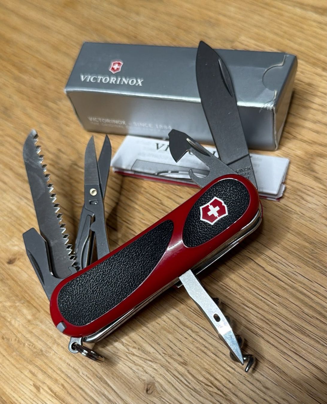Victorinox Taschenmesser: VICTORINOX  SACKMESSER  EVOGRIP S17 RED/BLACK – Neu und originalverpackt aus Zürich von Frei-Occasionen