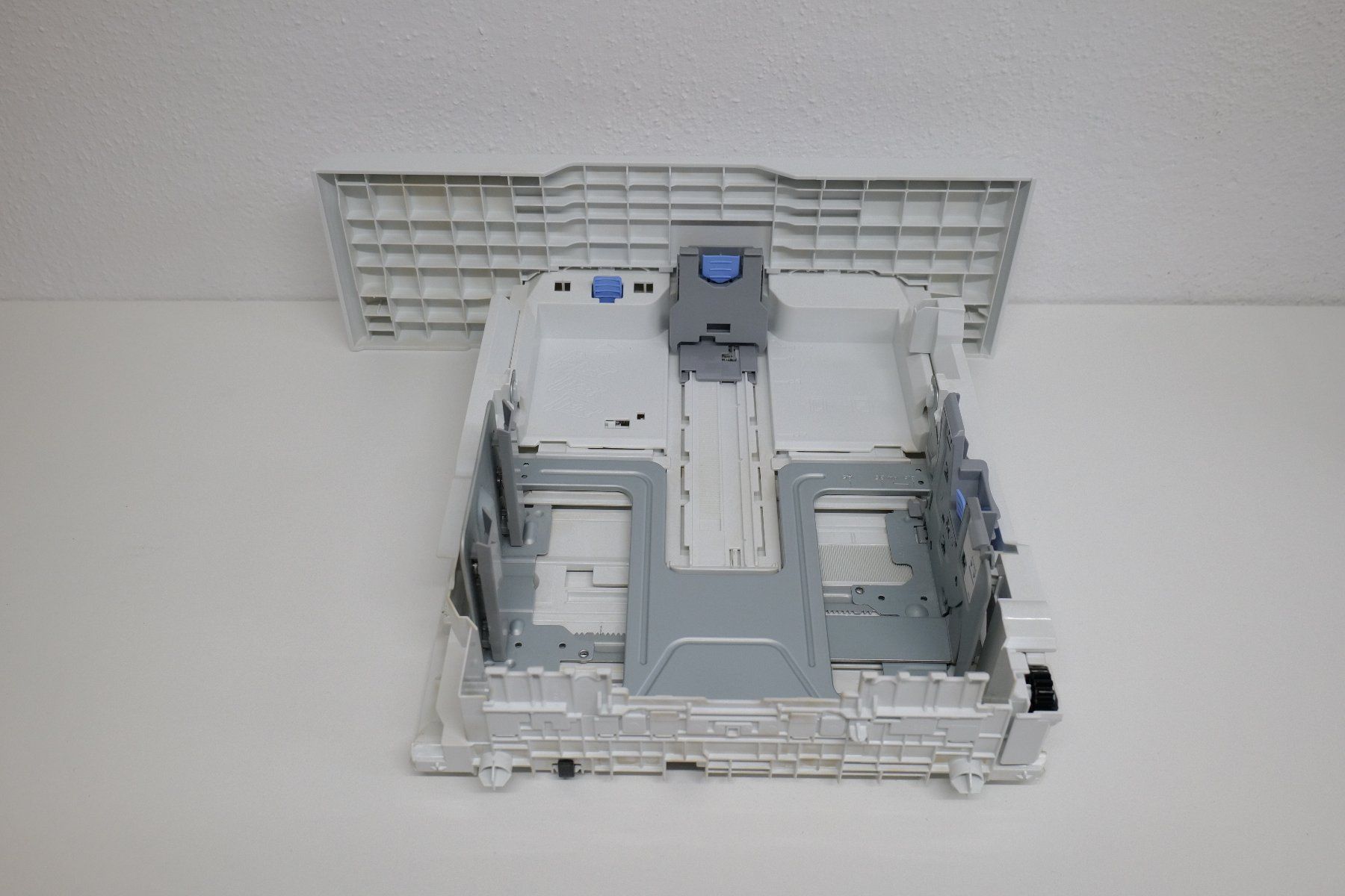 Hewlett Packard Stampanti: HP CF404A Papierfach Tray 3 LaserJet Zusatzfach – Usato da Unterkulm venduto da nmz 8
