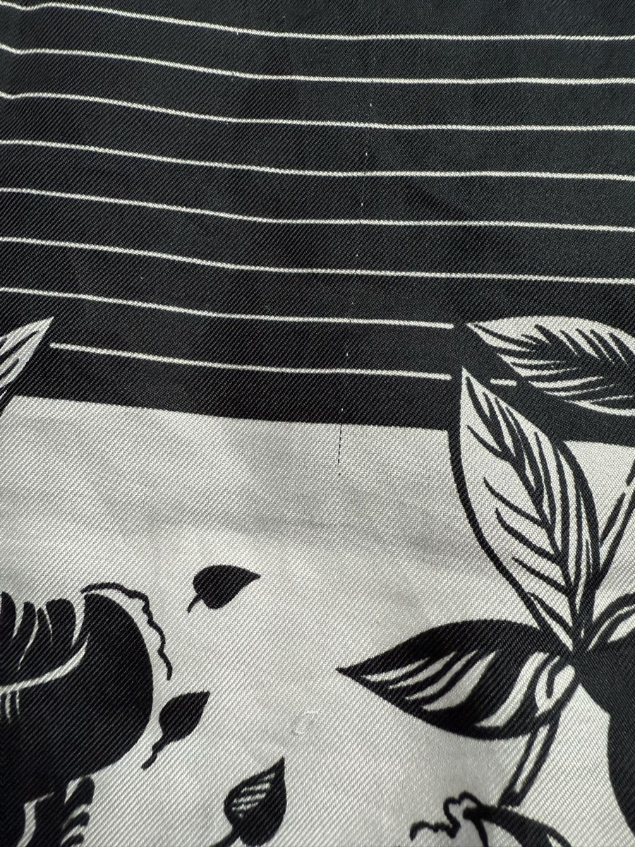 Foulard & Sciarpe: Foulard vintage noir/blanc fleurs  – Usato da Tavannes venduto da Thriftshop 3