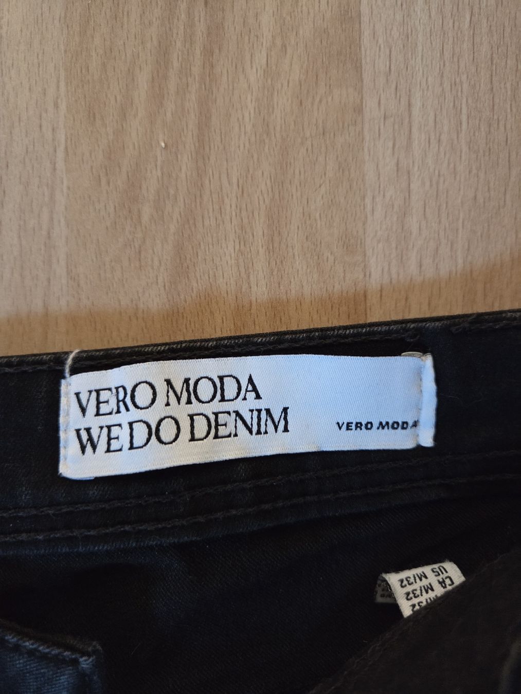 Vero Moda Jeans: Jeans noir Vero Moda, taille 32 – Gebraucht aus Courtelary von Chauvesouris 3