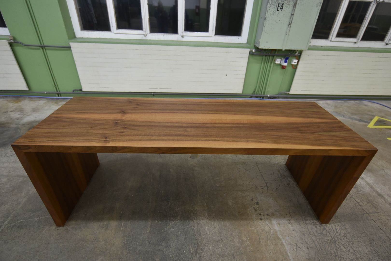 Tische: Designer Esstisch aus Nussbaum – Gebraucht aus Lichtensteig von Usedinstorecom 8