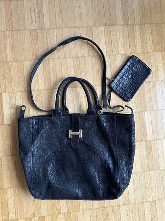 Grosszügige Echtledertasche in Kroko-Optik