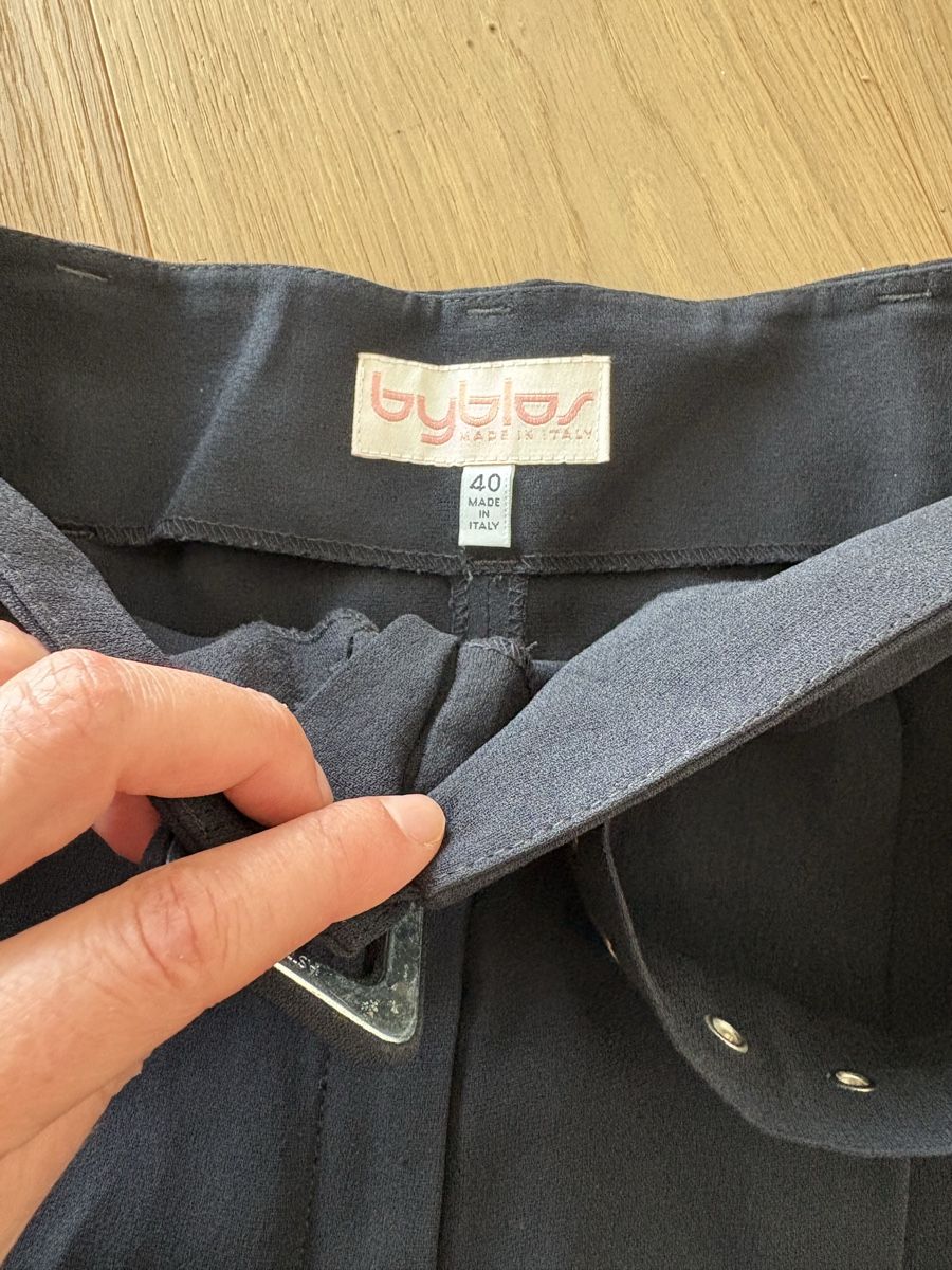 Pantaloni: Byblos black summer shorts  – Usato da St. Gallen venduto da ott_f827 3