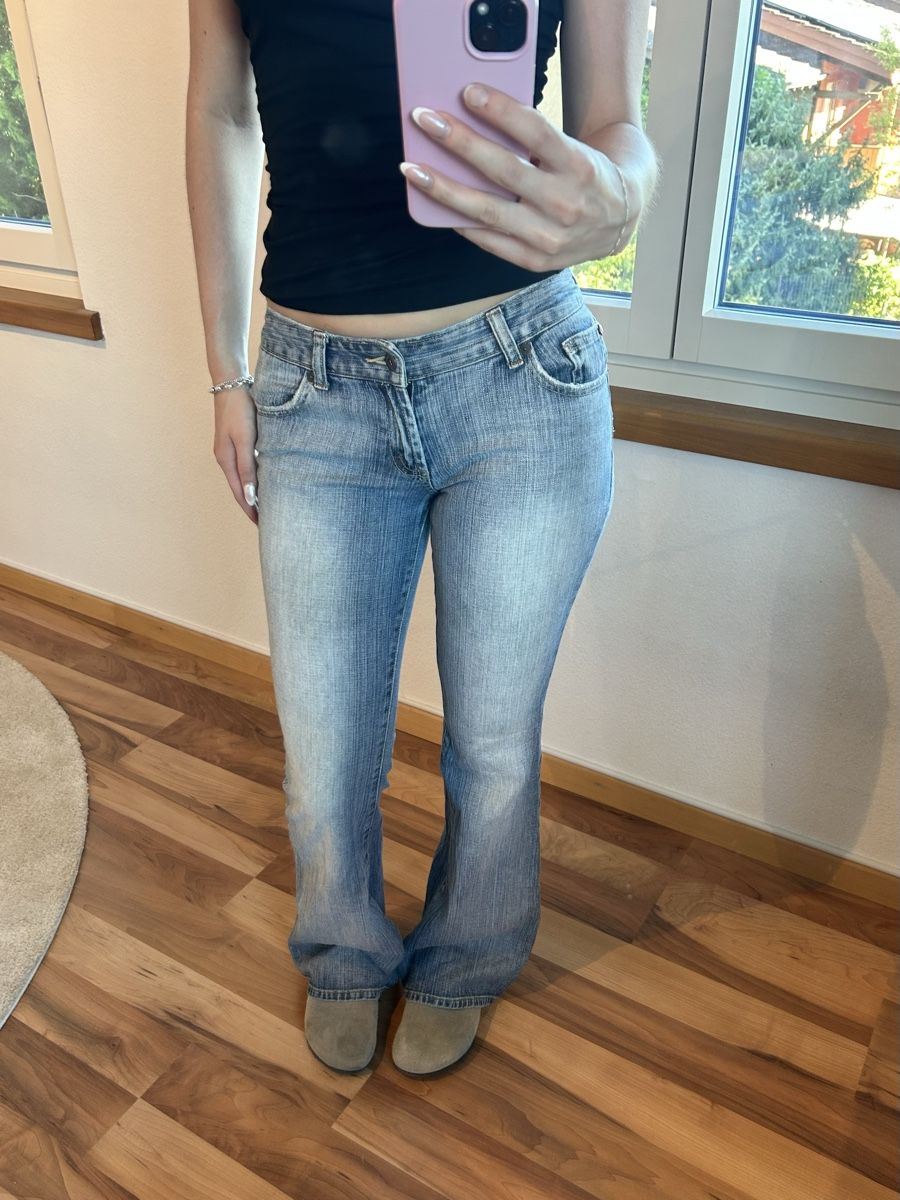 Jeans: super cute y2k jeans with design on backpockets  – Usato da Dietlikon venduto da leaaasells