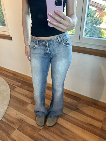 super cute y2k jeans with design on backpockets 