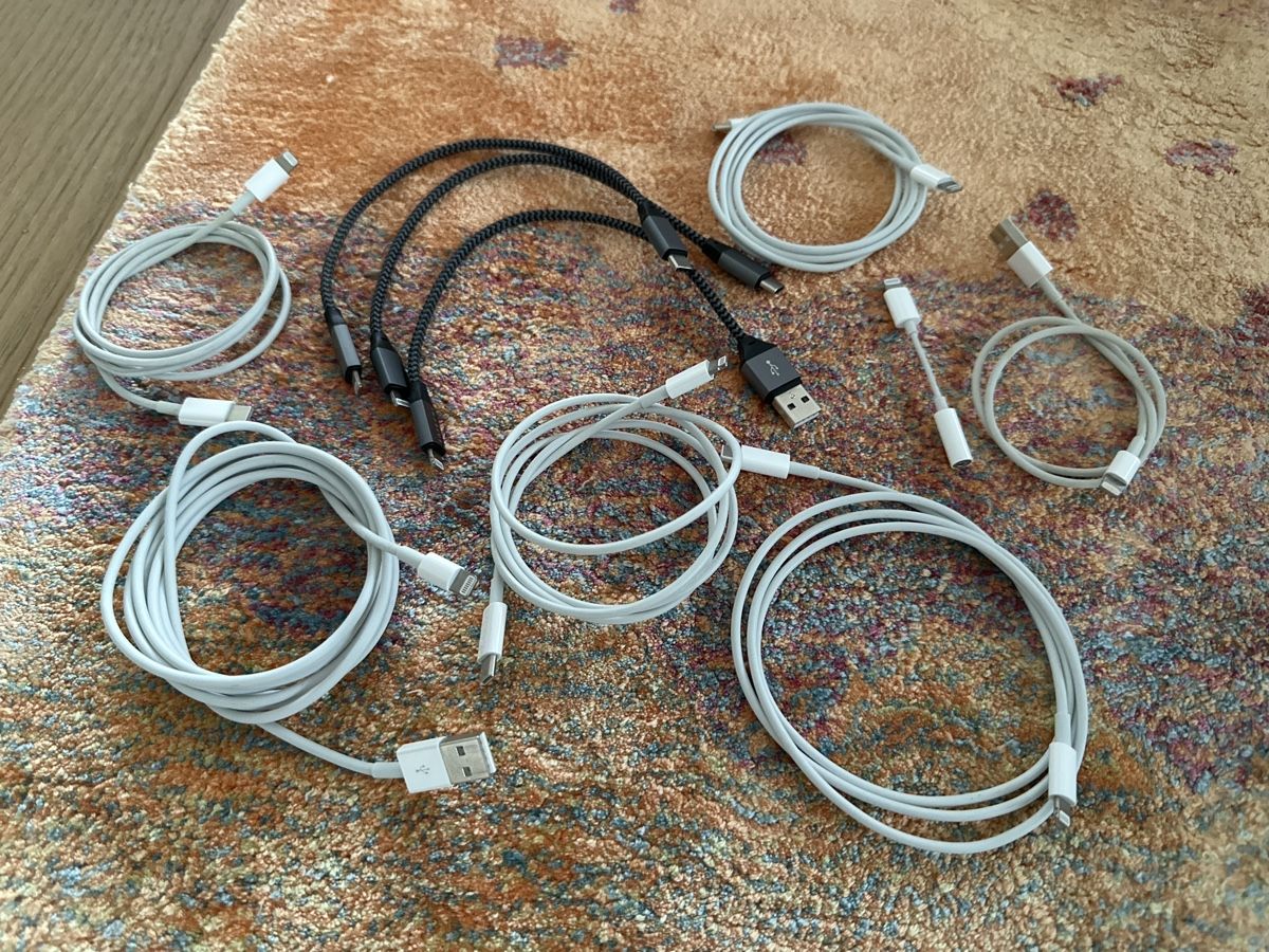 Kabel: Lot de 9 câbles Lightning  – Gebraucht aus Confignon von mil_rb67