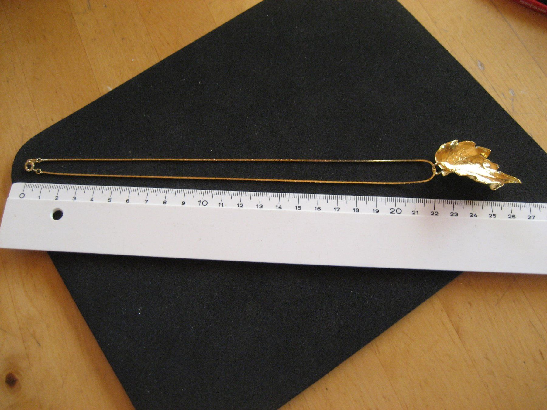 Catenine: Collier doré avec pendentif feuille de lierre, neuf – Nuovo e nell'imballaggio originale da Delémont venduto da marryb 3