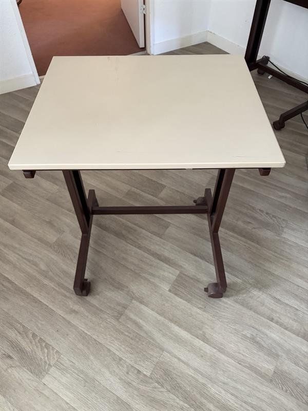 Tische: 3x Table beige avec rallonge à roulette – Gebraucht aus Yverdon-les-Bains von bhoewler