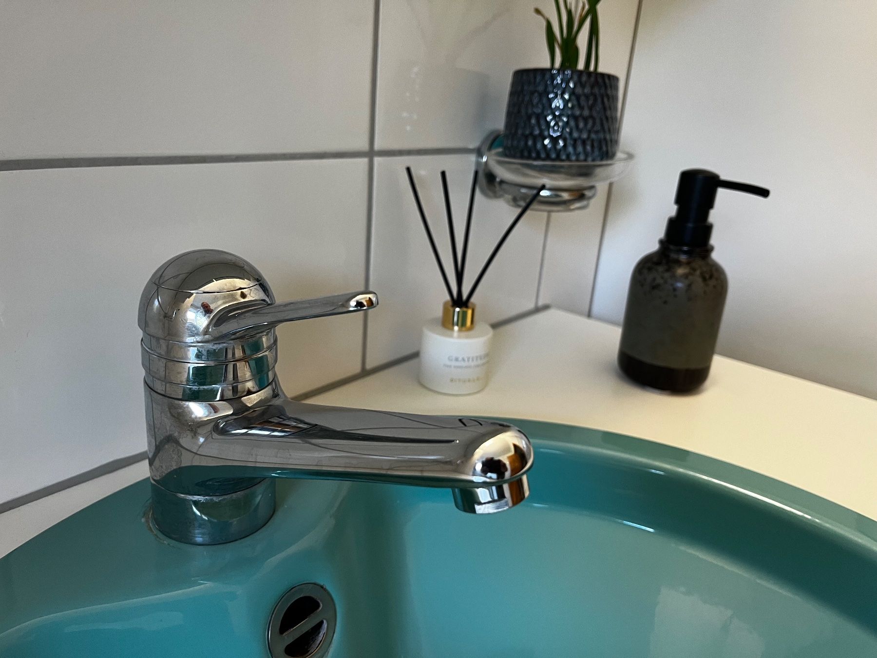 Mobili per bagno: Badezimmermöbel mit Waschtisch Weiss/Türkis – Usato da Eichberg venduto da Bomo1 3